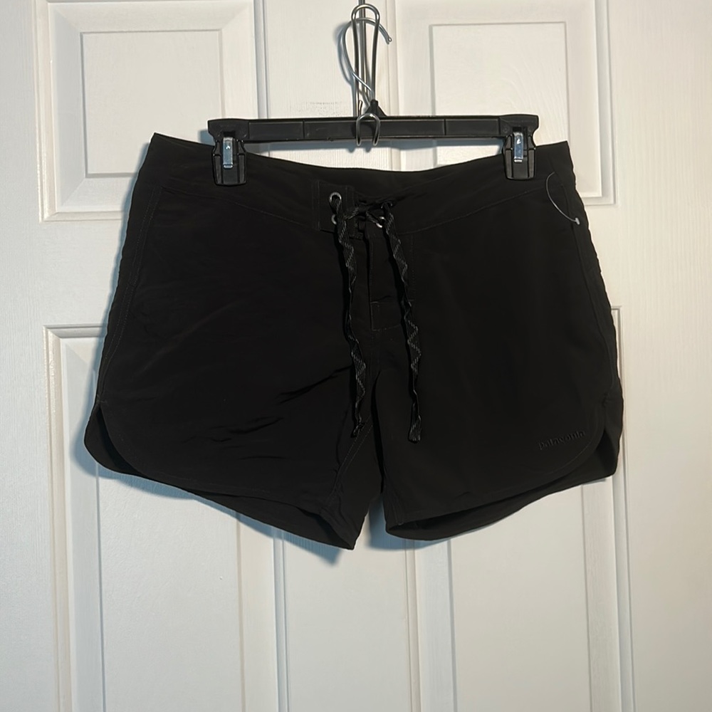 Patagonia Women’s Black Wave Farer Board Shorts NWOT Size 6